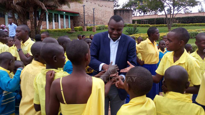 Minisitiri Issac Munyakazi asuhuza abanyeshuri