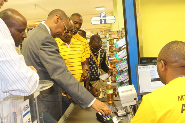 Minisitiri John Rwangombwa ubwo yafunguraga ku mugaragaro gahunda ya MTN Tap&Pay.