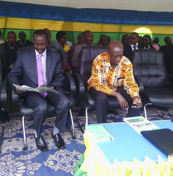 Minisitiri Kaboneka Francis (iburyo), na Guverineri w'Intara y'Amajyepfo, Munyantwari Alphonse.
