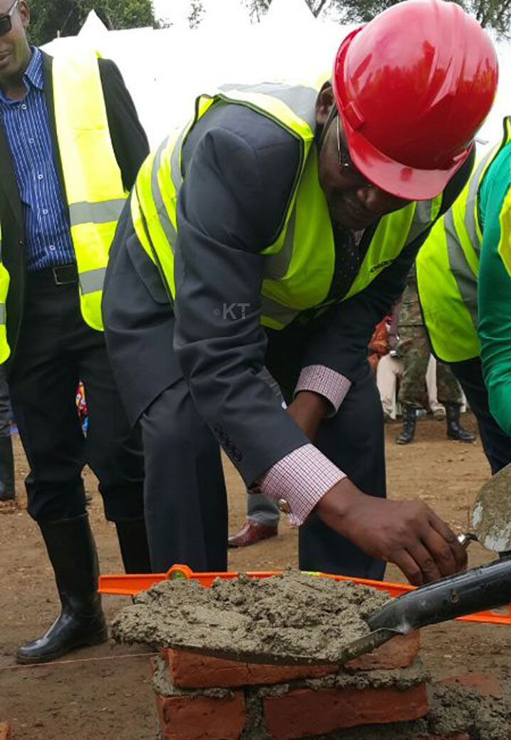 Minisitiri Kanimba ashyiraho ibuye-fatizo.