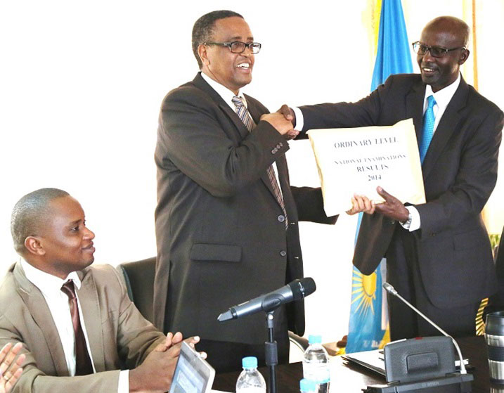 Minisitiri Lwakabamba ashyikirizwa impapuro zirimo amanota y'ibizamini bya Leta.