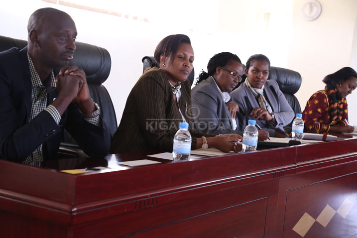 Minisitiri Mukeshimana Gerardine (Uwagatatu uvuye ibumoso) yemereye ubufasha aborozi