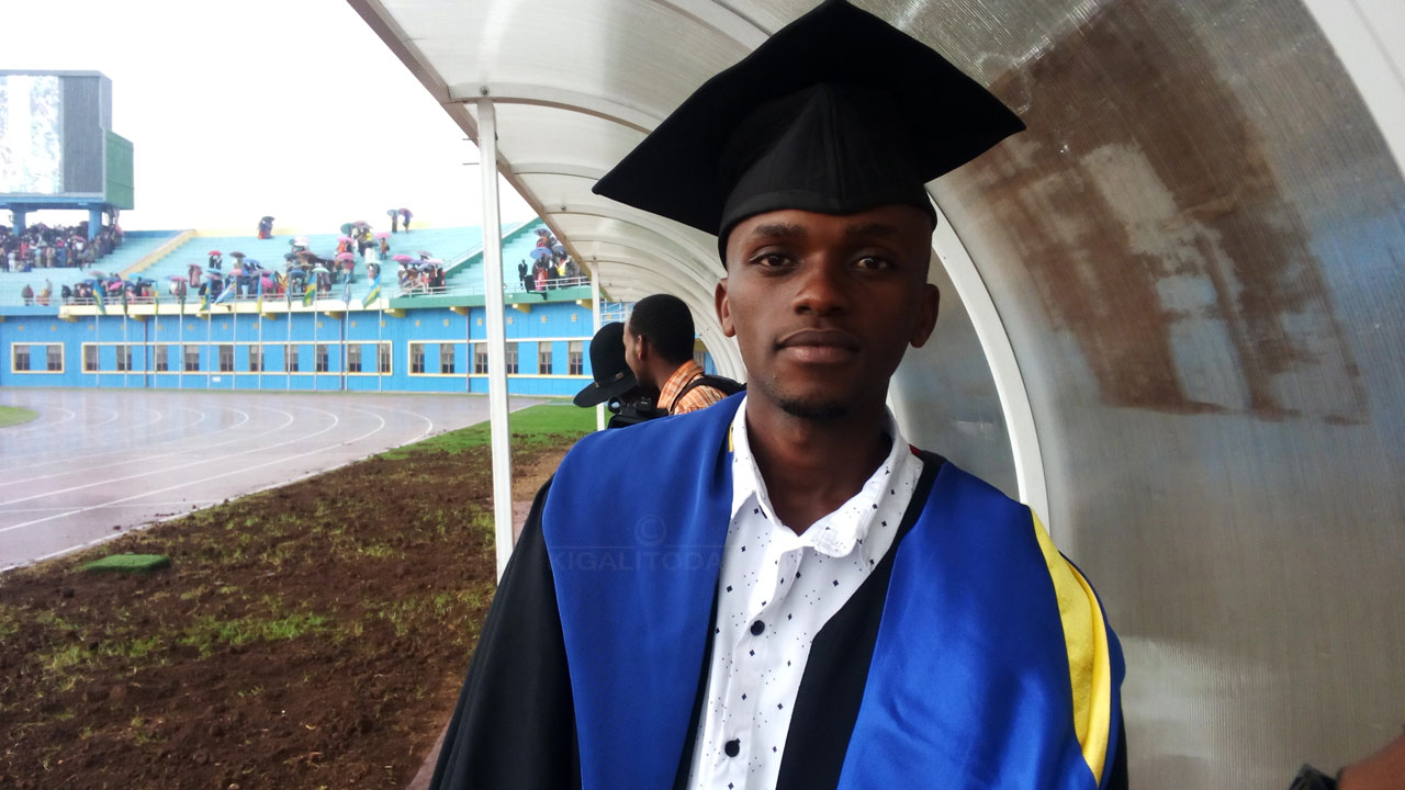 Patrick Uwayisenga, warangije mu bijyanye n'ubutabire avuga ko bagiye kwifashisha ibyo bize bagakora uruganda rw'imitobe n'urw'amasabune