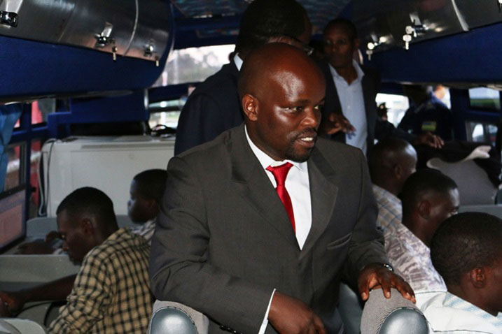 Minisitiri Nsengimana kandi yasuye abiga gukoresha mudasobwa.