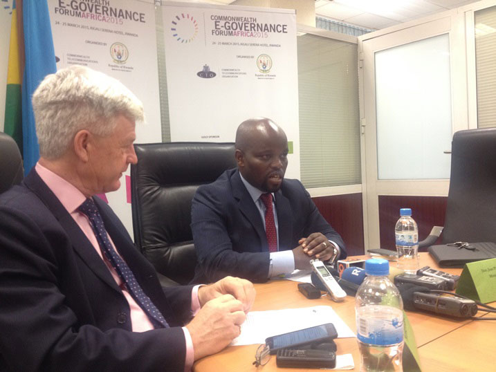 Minisitiri Nsengimana na Prof Irwin mu kiganiro n