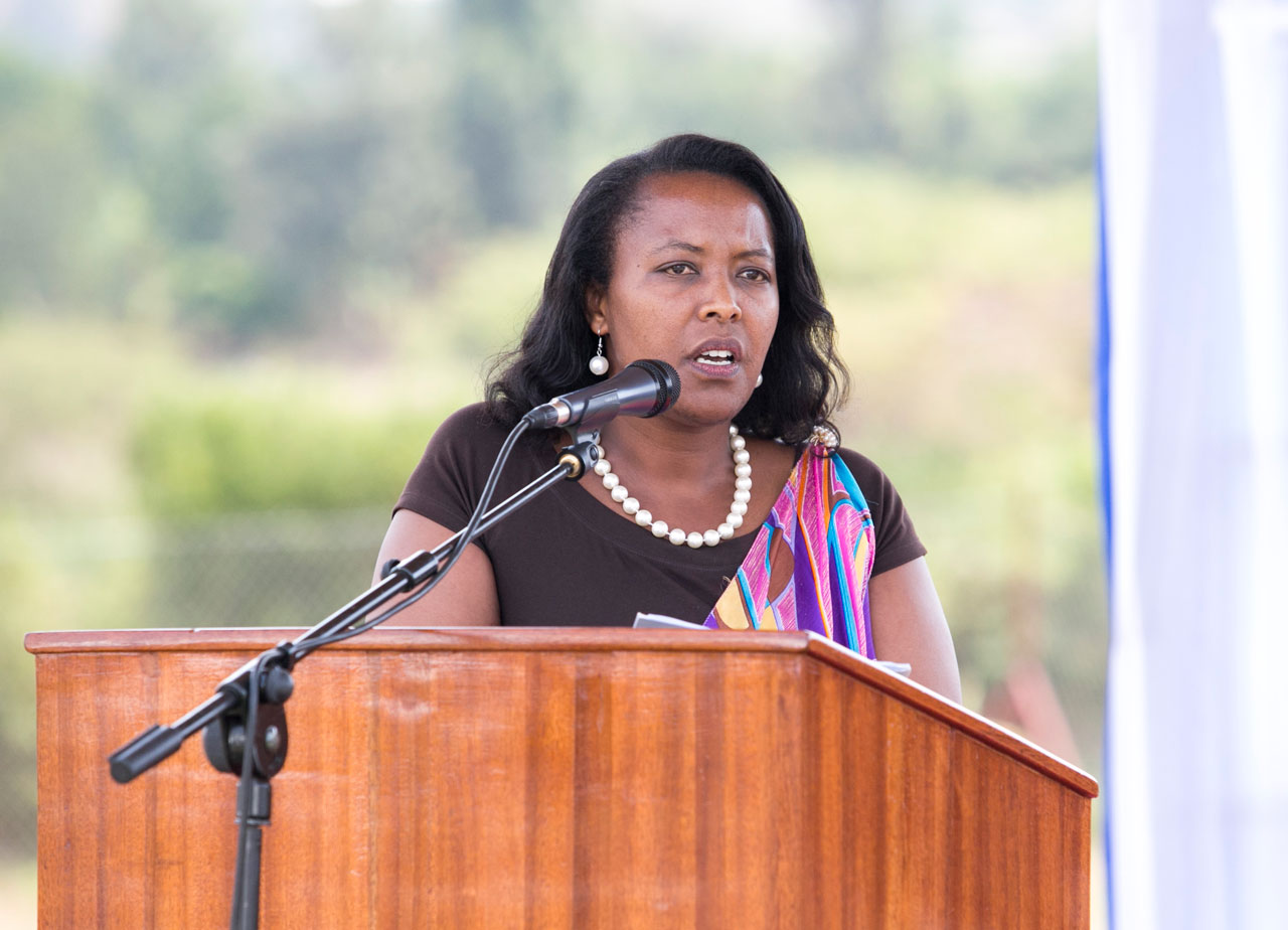 Minisitiri Nyirasafari ageza ijambo ku bitabiriye ibirori byo kwizihiza isabukuru y'imyaka 25 Pro-Femmes Twese Hamwe imaze ishinzwe.