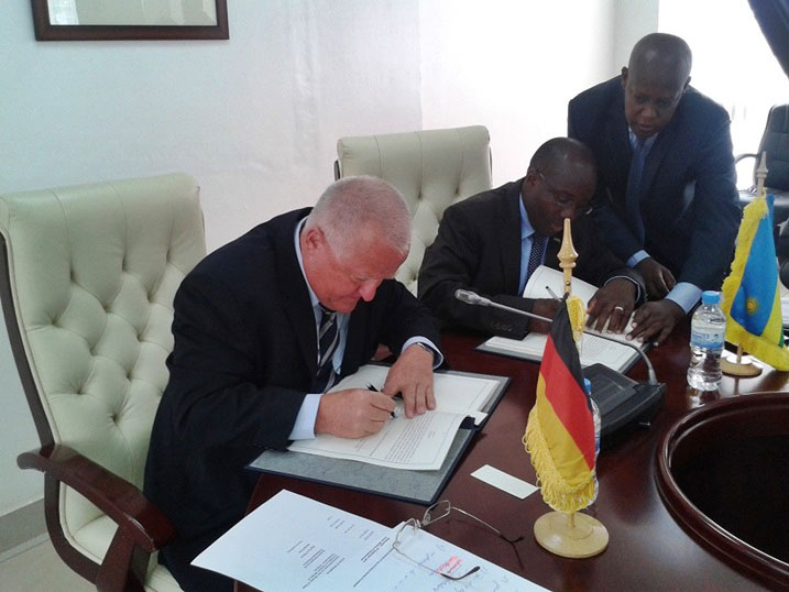 Minisitiri Nzahabwanimana na Ambasaderi w