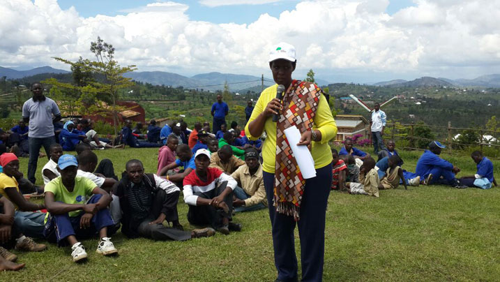 Minisitiri Oda Gasinzigwa yibutsa abaturage akamaro k'ibiti mu karere ka Nyanza.