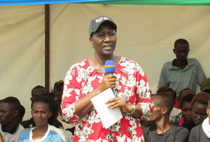 Minisitiri Uwacu Julienne avuga ko mu gihe cyo kwibuka aribwo abafite ingengabitekerezo ya Jenoside bayikwirakwiza