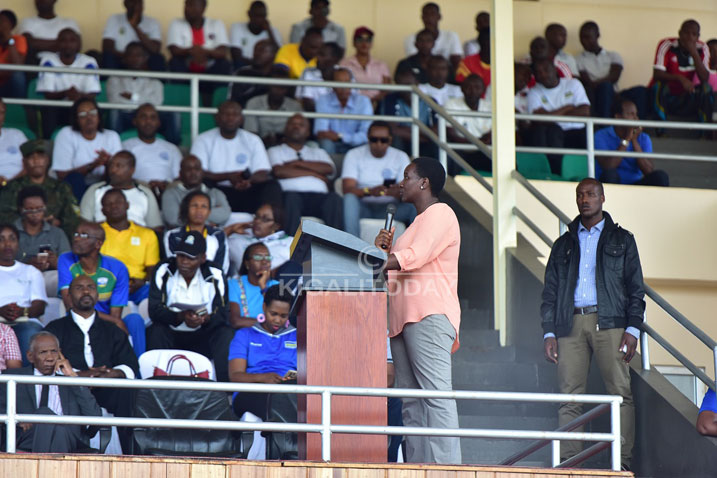 Minisitiru Uwacu Julienne ageza ajambo ku bitabiriye umuhango