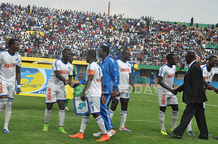 Minisitiri Uwacu Julienne asuhuza abakinnyi.