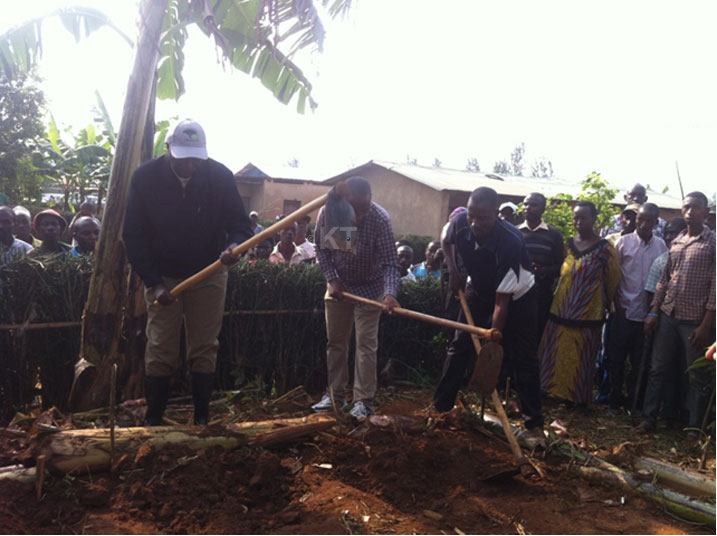 Minisitiri w'Intebe, Anastase Murekezi n'abo bari kumwe mu muganda banakoze uturima tw'igikoni ngo barwanye imirire mibi.