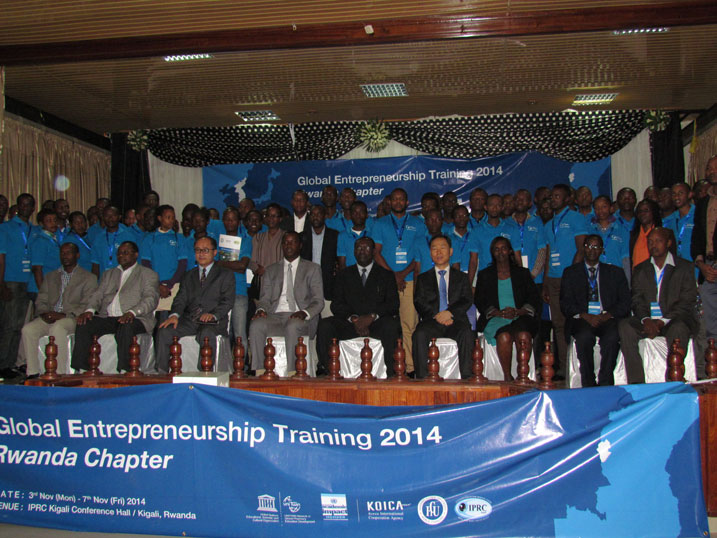 Aya mahugurwa ari guhabwa abanyeshuri 120.