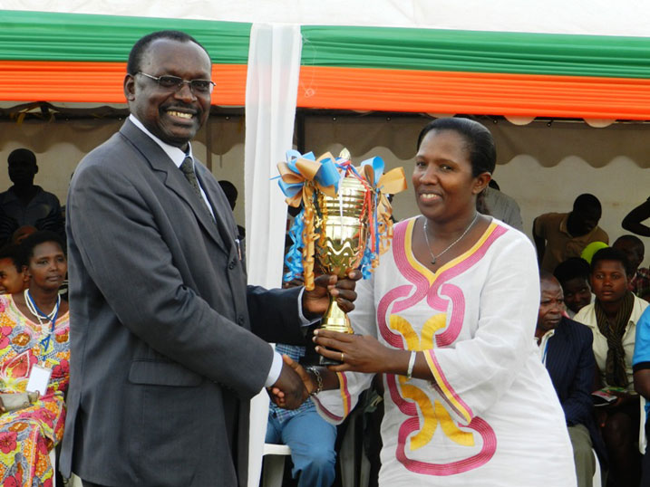 Minisitiri w'Ubucuruzi n'Inganda, Francois Kanimba, ubwo yashyikirizaga igikombe Guverineri w'Intara y'Iburasirazuba, Odette Uwamariya.