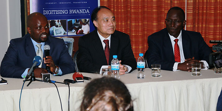 Minisitiri Nsengimana n'Umunyamabanga mukuru wa ITU, Houlin Zhao mu kiganiro n'abanyamakuru.