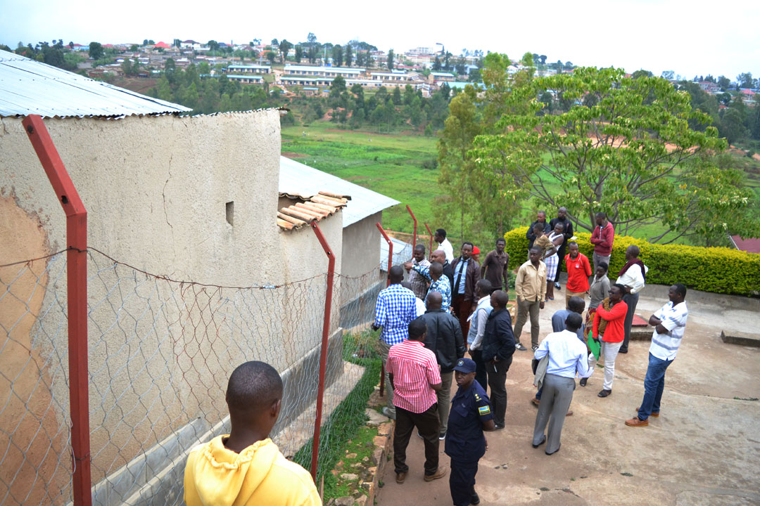 Umwe mu baturage bavuga ko basenyerwa n'amazi aturuka mu kigo nawe bamusuye