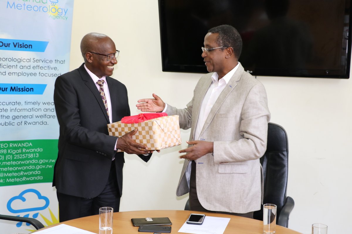 Minisitiri Biruta yashimiye umuyobozi ucyuye igihe