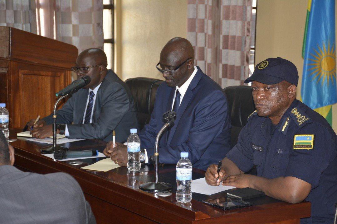 Minisitiri Busingye n'abandi bayobozi mu kiganiro cyo gutangiza icyumweru cy'ubutabera