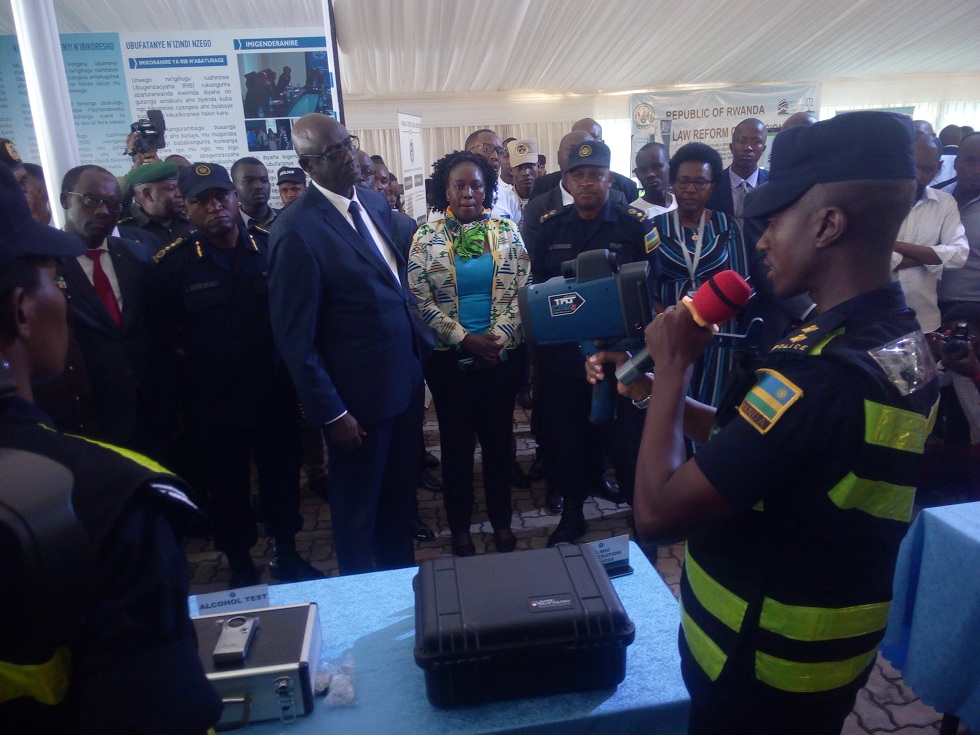 Minisitiri Busingye yanasuye bimwe mu bikorwa byifashishwa mu gutanga ubutabera