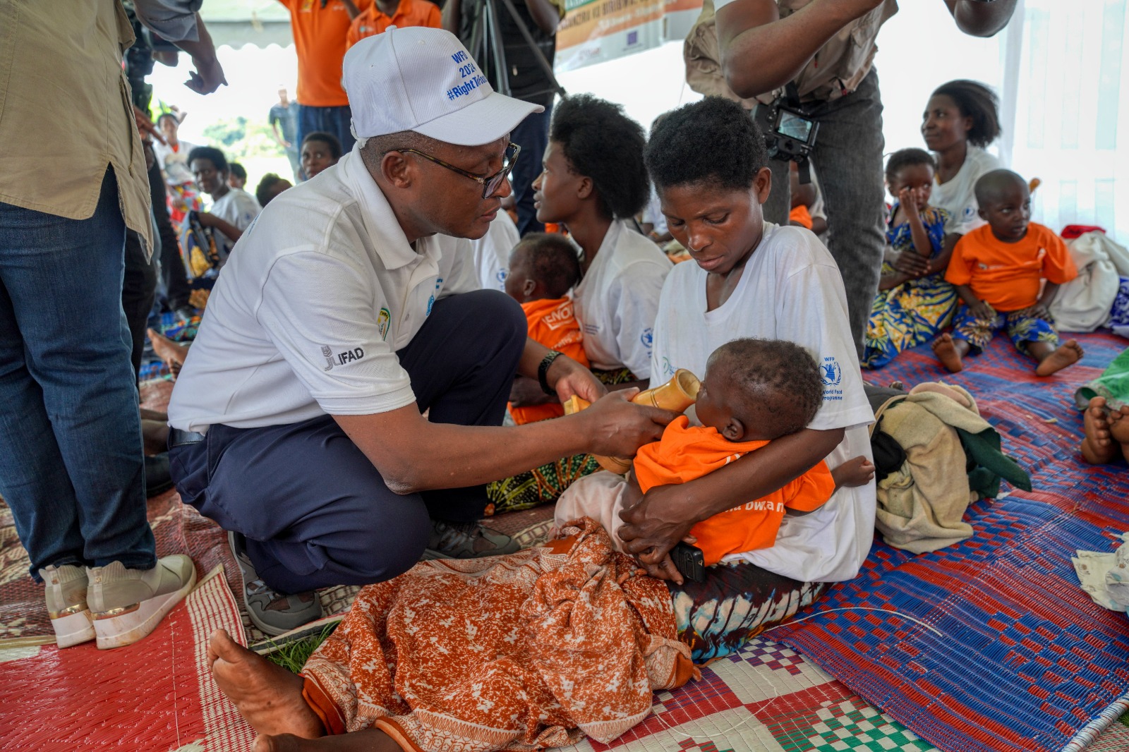 Minisitiri Cyubahiro yagaburiye abana bafite imirire mibi