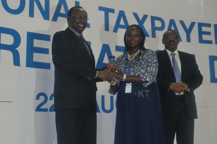 Minisitiri Francois Kanimba ahemba umwe mu bitwaye neza mu gusora.