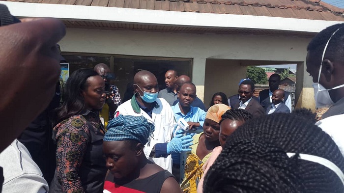 Minisitiri Gashumba areba uko basuzuma Ebola