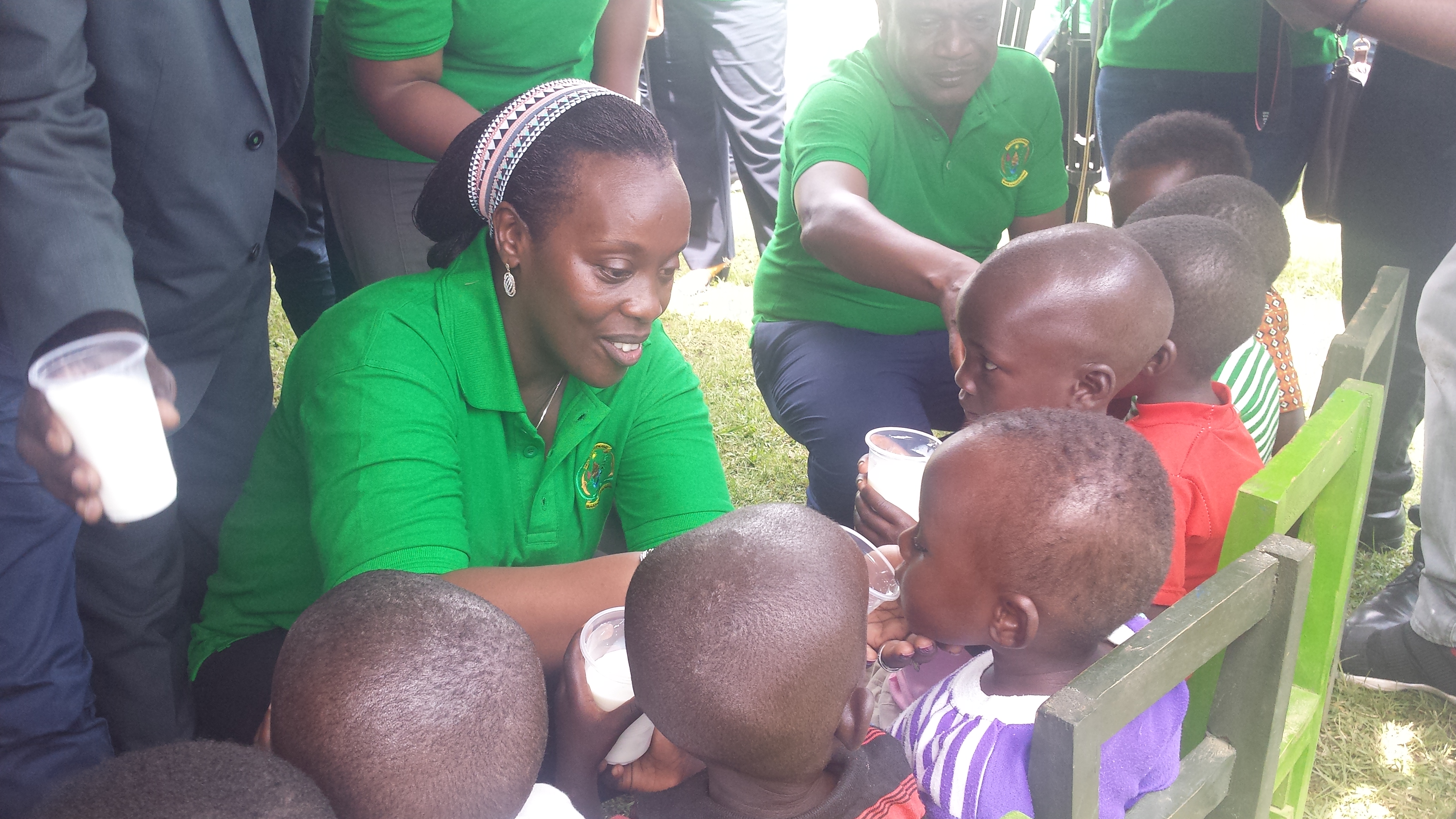 Minisitiri Gashumba kandi yahaye abana amata mu rwego rwo kurwanya imirire mibi