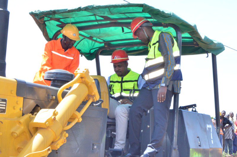 Minisitiri Jean de Dieu Uwihanganye yatangije imirimo yo kubaka uwo muhanda