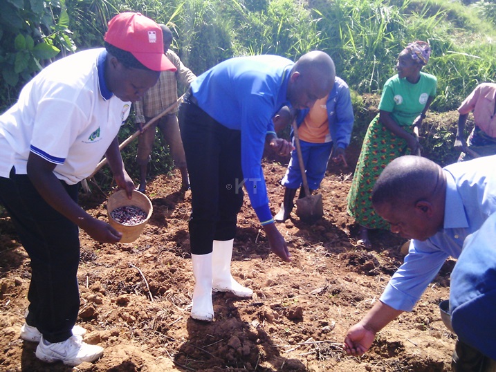 Minisitiri Kaboneka hamwe n