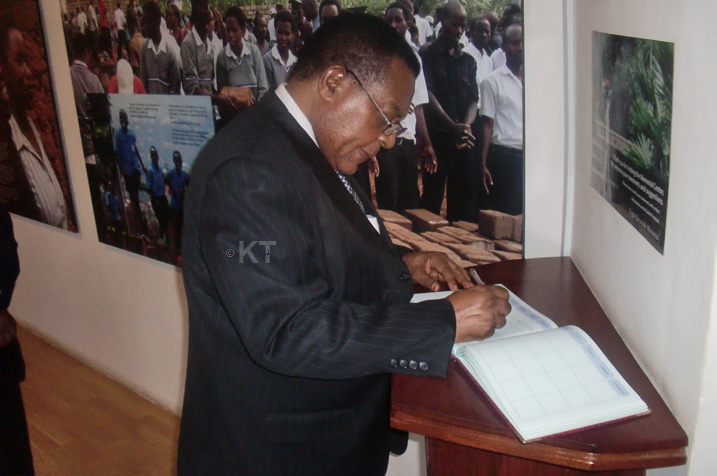 Minisitiri Mahiga yandika mu gitabo cy'abashyitsi