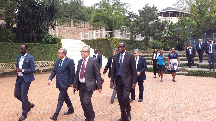 Minisitiri Mohamed (wa kabiri ibumoso) n'intumwa ayoboye basura urwibutso rwa Kigali