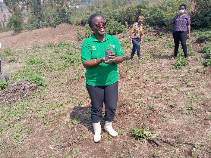 Minisitiri Mujawamariya yishimiye kwifatanya n'abaturage gutera ibiti mu Mayaga