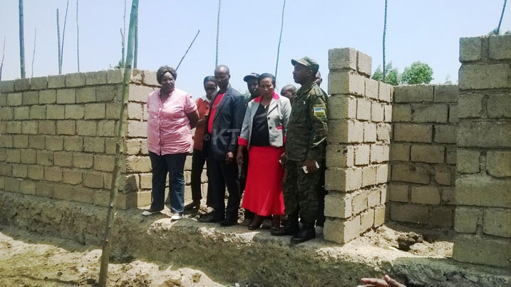 Minisitiri Mukantabana asura amazu yubakwa Rubavu.