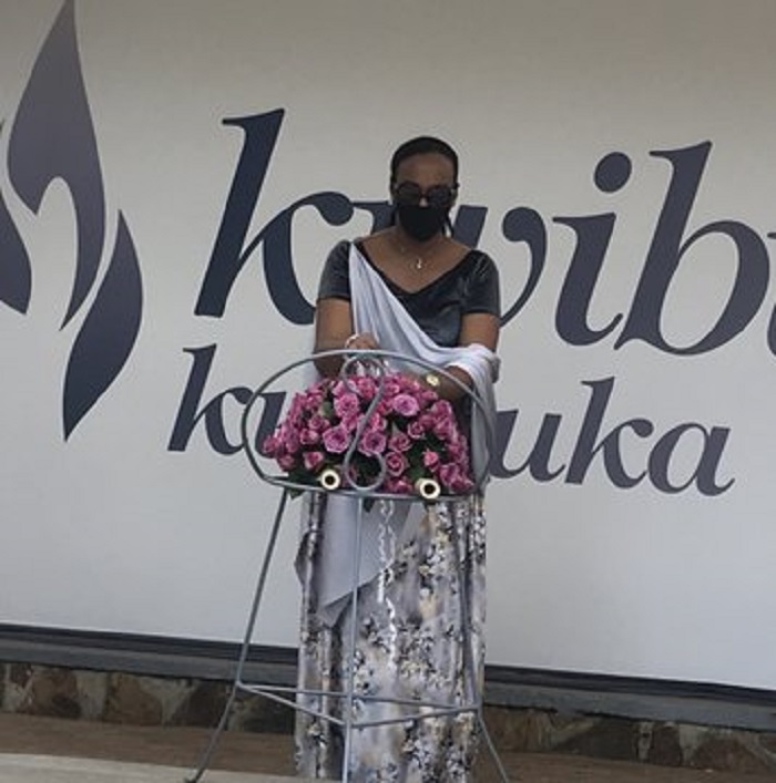 Minisitiri Munyangaju yunamira abazize Jenoside bashyinguye mu rwibutso rwa Gisozi