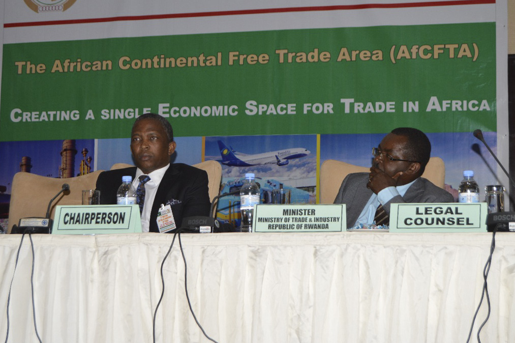 Minisitiri Munyeshyaka (iburyo) mu nama yahuje abaminisitiri b'ubucuruzi muri Afurika