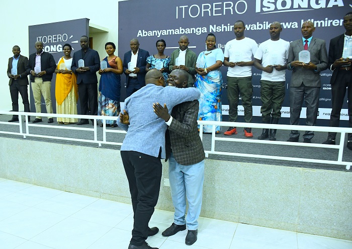 Minisitiri Musabyimana ashimira umwe mu bayobozi b'imidugudu bahanze udushya