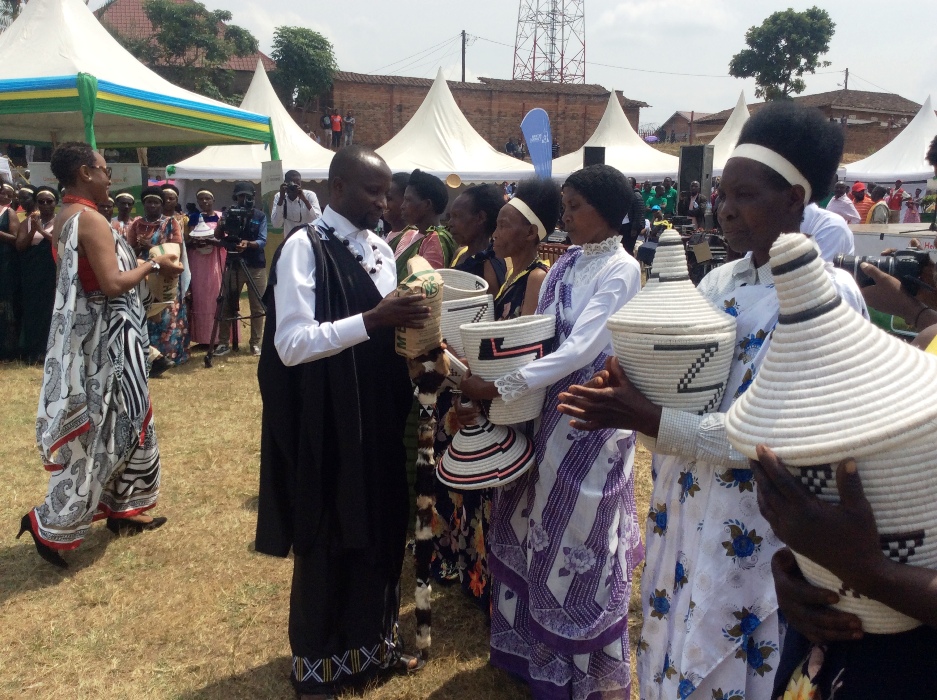 Minisitiri Musabyimana atanga imbuto yo guhinga ku baturage bibasiwe n'ibiza