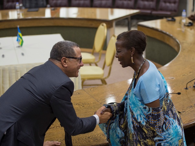 Minisitiri Mushikiwabo na Nasser Mourita wo muri Minisiteri y'Ububanyi n'amahanga yo muri Maroc bamaze gusinya amasezerano y'ubufatanye