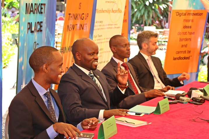 Uhereye ibumoso: Alex Ntale uhagarariye ICT muri PSF, Minisitiri Nsengimana ufite ikoranabuhanga mu nshingano, Maj Patrick Nyirishema uyobora RURA mu kiganiro n'abanyamakuru.