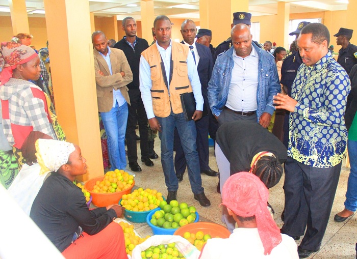 Minisitiri Prof Shyaka aganira n'abacuruza imboga mu isoko ryambukiranya imipaka Rubavu