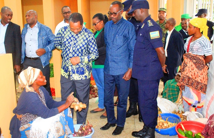 Minisitiri Prof Shyaka asura abacuriza mu isoko ryambukiranya imipaka Rubavu