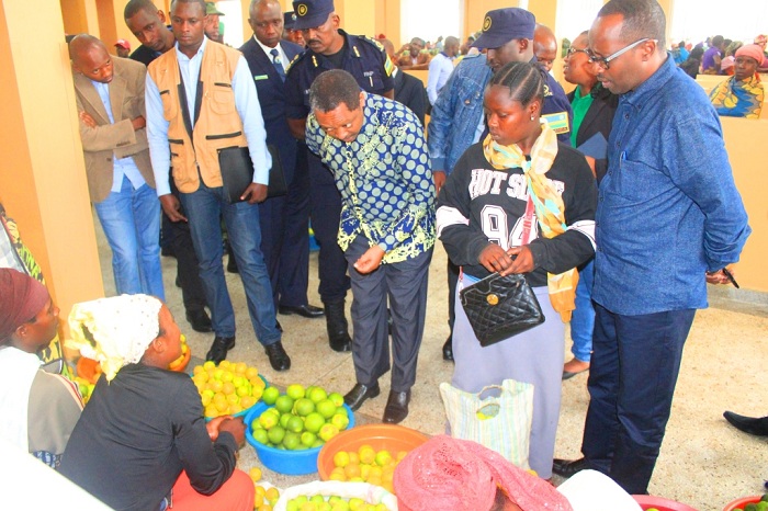 Minisitiri Prof Shyaka yumva ibyifuzo by'abacuruza mu isoko