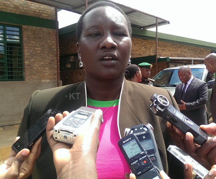 Minisitiri Uwacu Julliene yasabye abakobwa kwirinda inda batateganyije.