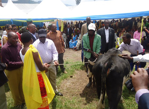 Imiryango itishoboye yagabiwe.