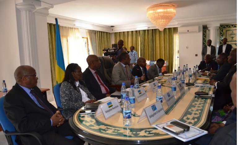 Minisitiri w'u Rwanda n'abamuherekeje baganira na Minisitiri wa Congo