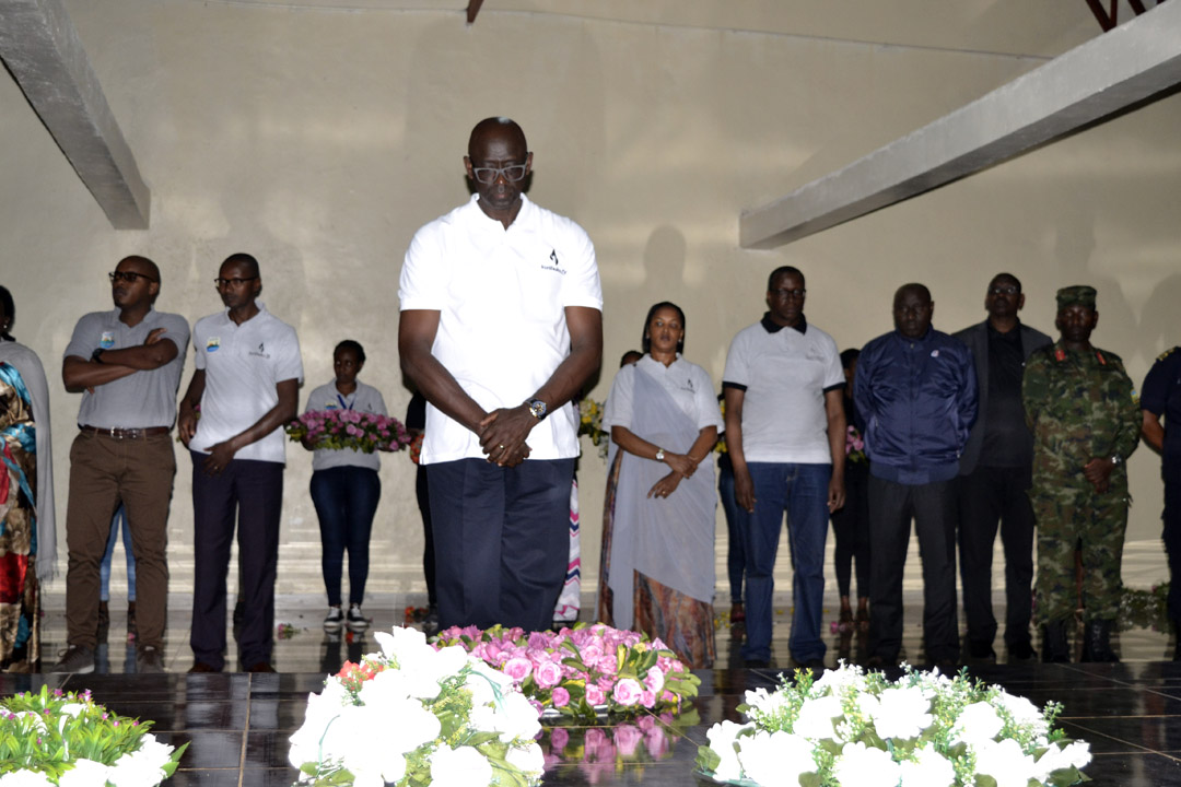 Minisitiri w'Ubutabera yashyize indabo ku rwibutso rwa Nyanza