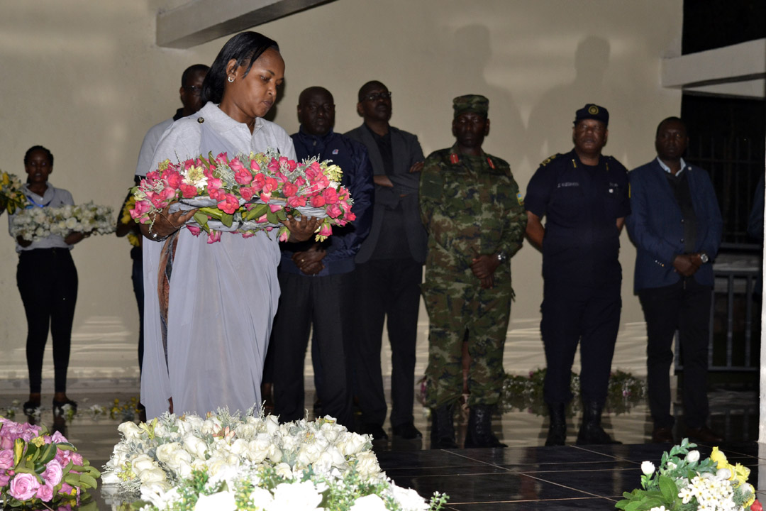 Minisitiri w'Urubyiruko na we ashyira indabo ku rwibutso