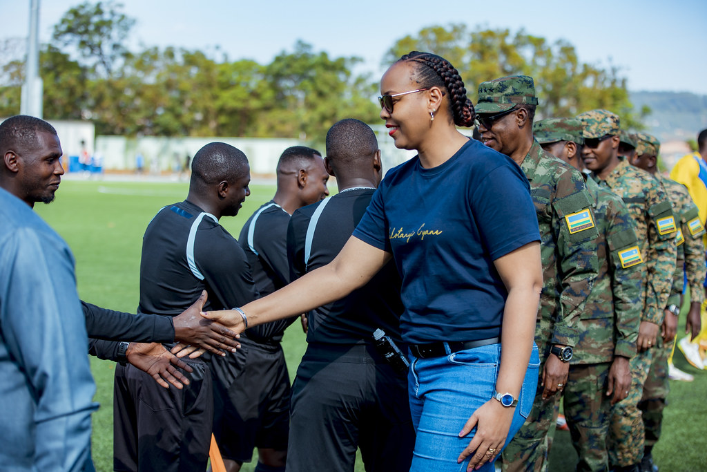 Minisitiri wa Siporo Munyangaju Aurore Mimosa asuhuza abakinny n'abasifuzi mbere y'umukino