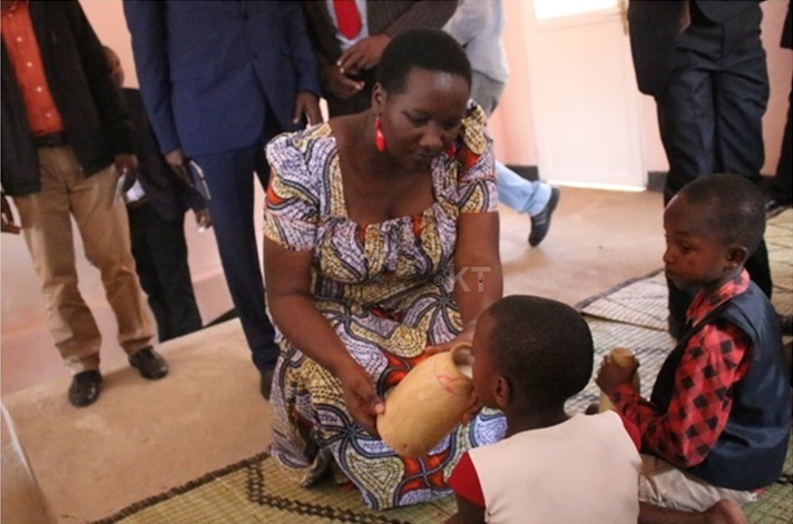 Minisitiri Uwacu yasangije abana amata nk