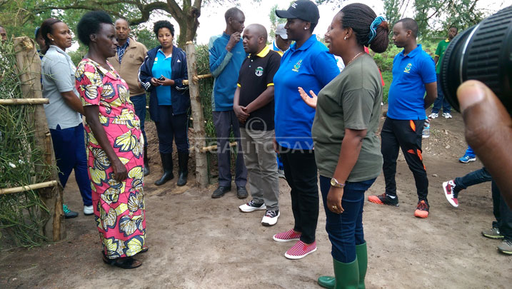 Minisitiri Uwacu (uwa kabiri uturutse iburyo wambaye umupira w'ubururu) mu muhango wo gushyikiriza inzu Nyirabahutu Xaverine